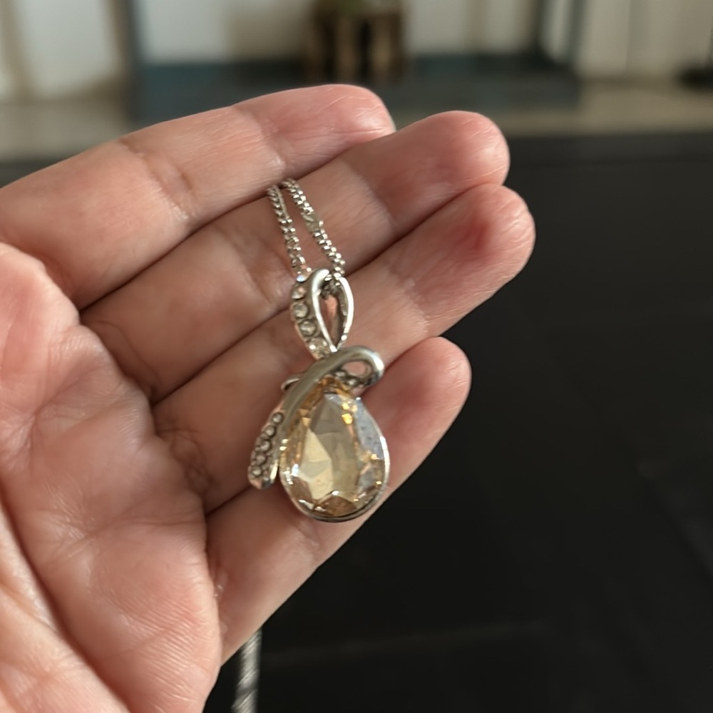 Silver Tone 18 KRGP Gold Plated Teardrop Rhinestone Charm Necklace Peach - Picture 7 of 11